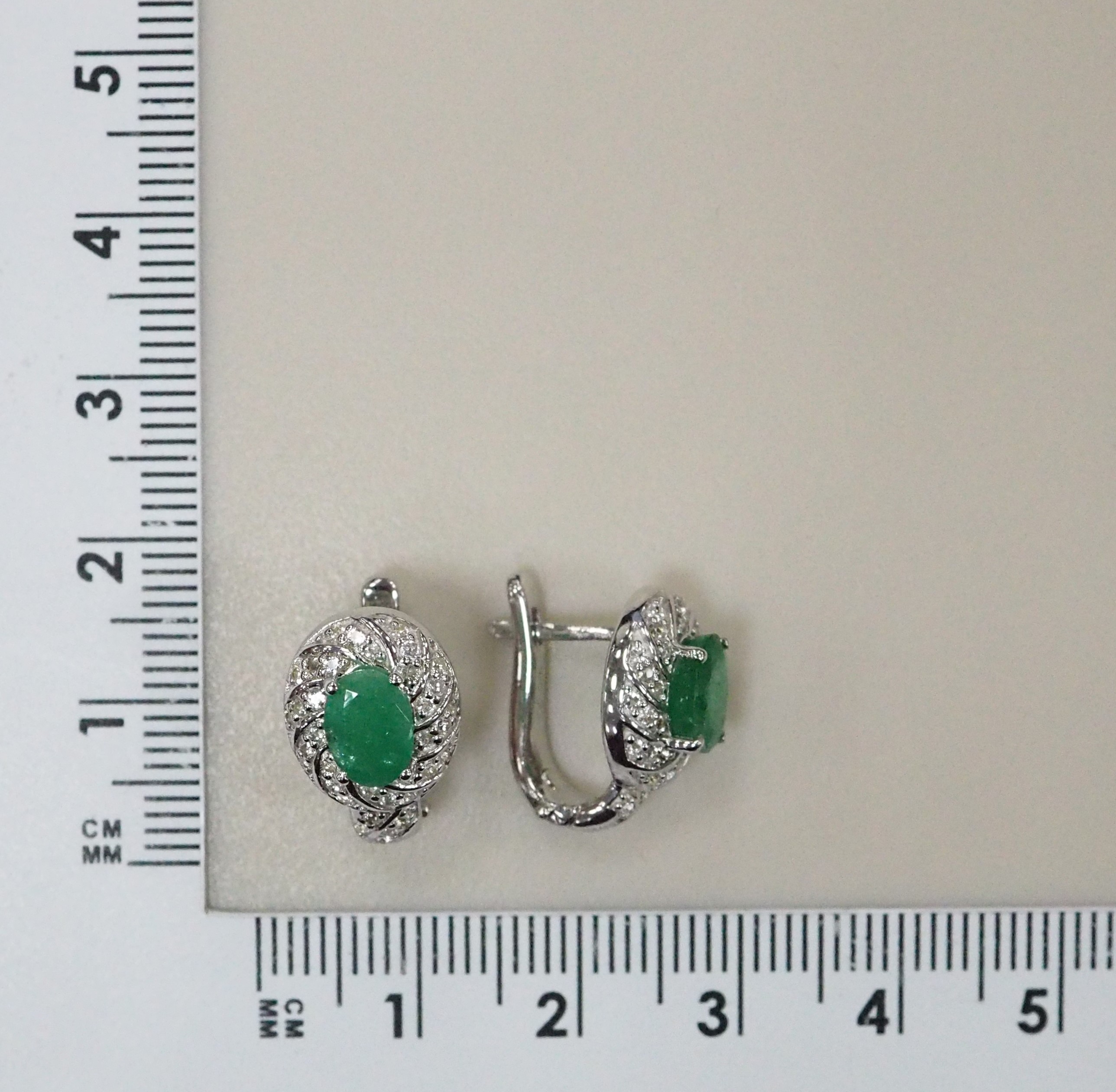 Серебряные серьги с изумрудами